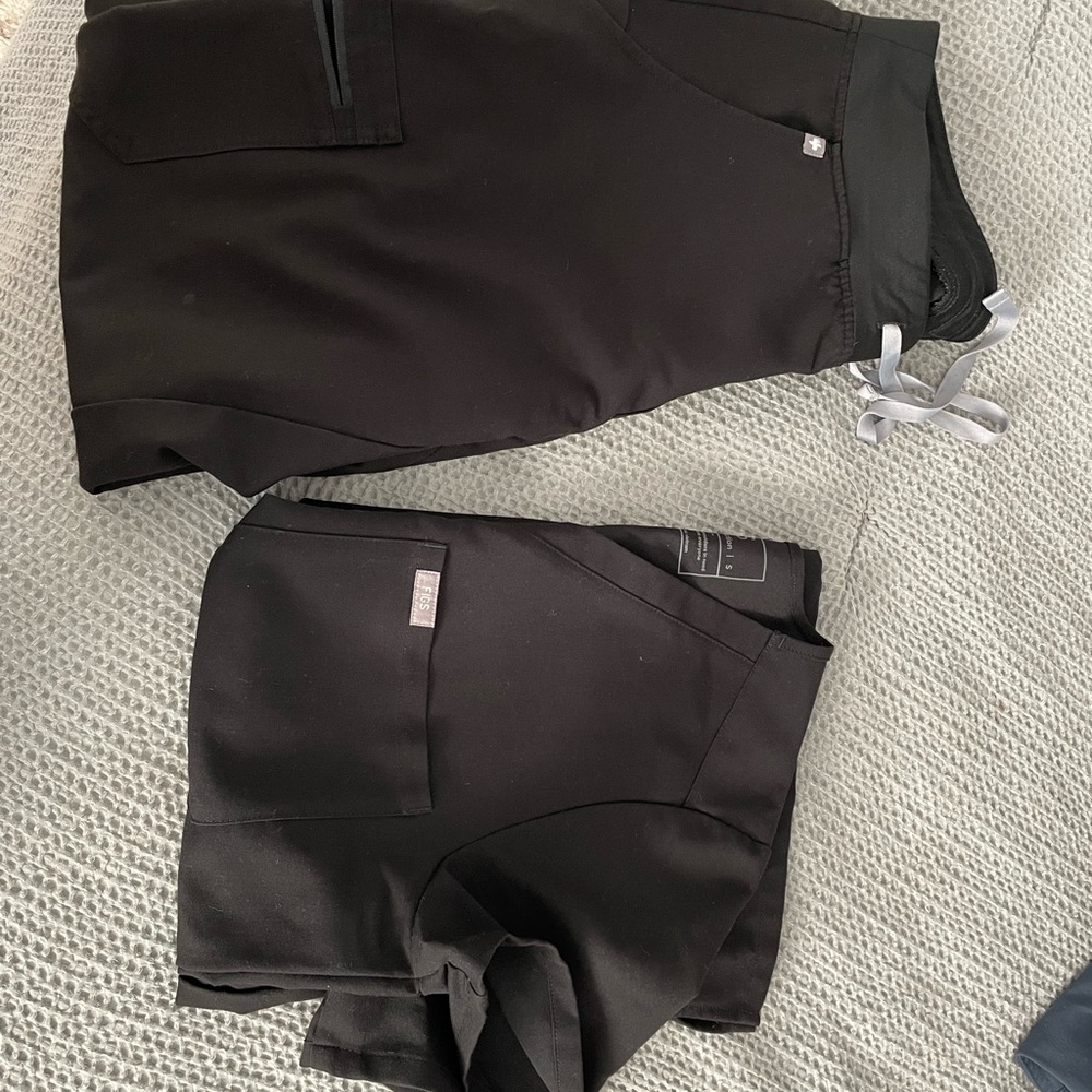 Figs, black scrub set